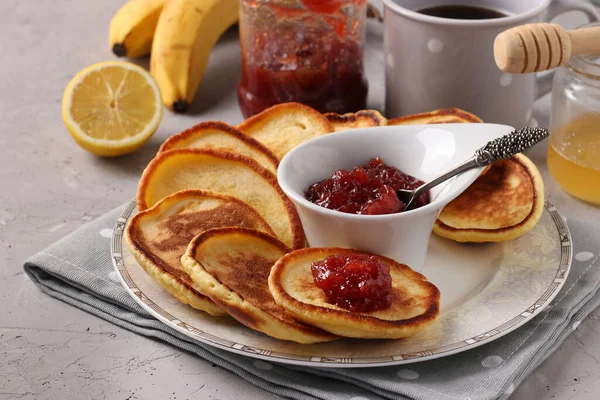 Desayuno Casero Panqueques Con Mermelada Miel Plátanos Una Taza Café — Foto de Stock