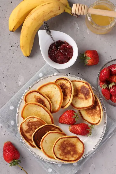 Desayuno Casero Panqueques Con Mermelada Bayas Miel Plátanos Fresa Sobre — Foto de Stock