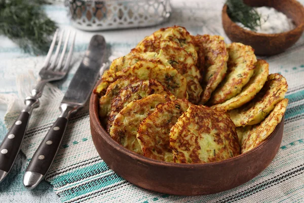 Zucchini Fritters Placă Maro Format Orizontal Closeup — Fotografie, imagine de stoc