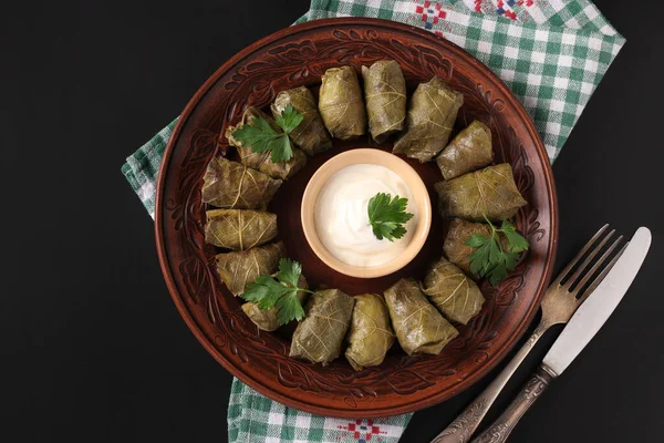 Stuffed Grape Leaves Traditional Mediterranean Cuisine Dolma Brown Plate Fresh — Stock Photo, Image