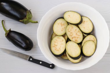 Dilimlenmiş patlıcan, beyaz arka planda kasede, üst tarafta.