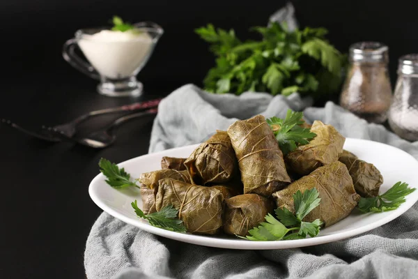 Dolma Daun Anggur Dengan Nasi Dan Daging Latar Belakang Hitam — Stok Foto