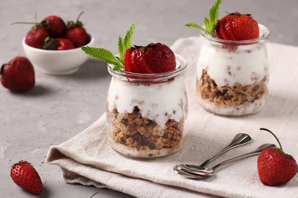 Granola Chrupiący Miód Musli Truskawki Jogurt Naturalny Pyszne Zdrowe Śniadanie — Zdjęcie stockowe