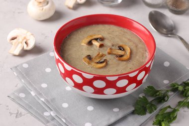 Açık gri arkaplanda şampiyonların krema çorbası, yatay format