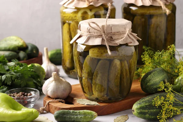 Gemarineerde Komkommers Met Knoflook Peper Dille Een Glazen Pot Lichtgrijze — Stockfoto