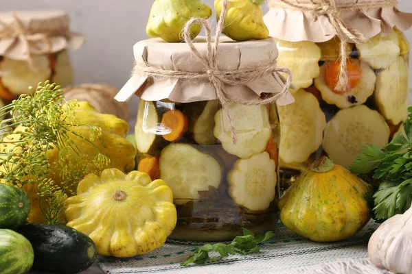 Patissons Marinés Concombres Aux Carottes Ail Dans Des Bocaux Verre — Photo