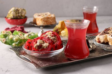 Gri arkaplanda metal tepside Türk lezzeti ve nar çayı, yatay format