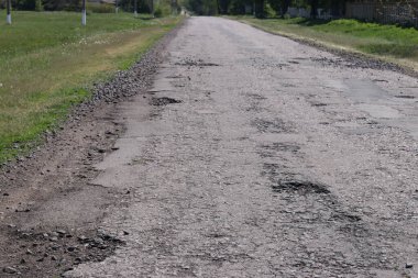 Ukrayna yollarında delikleri olan otoyol, bozuk asfalt, yatay biçim
