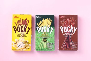 Muzlu, çikolatalı ve pembe arka planda kibrit çöplü, Asyalı insanlar arasında ünlü şekerlemeci. Üst Manzara, 30 08 2020 Ukrayna, Kremenchuk