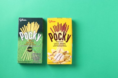 Yeşil zemin üzerinde muz ve kibrit çöpleri olan, Asyalılar arasında ünlü bir şekerleme markası. Üst Manzara. 30.08. 2020 Ukrayna, Kremenchuk