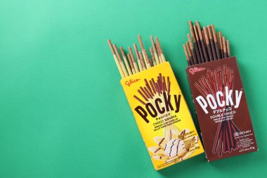 Yeşil arka planda muz ve çikolata çubukları olan, Asyalılar arasında ünlü bir şekerleme markası. Üst görünüm 30.08. 2020 Ukrayna, Kremenchuk