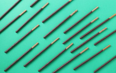 Yeşil arka planda küçük şeker deseni, metin için dizayn. Yatay format. Üst görünüm