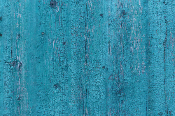 Старая потрепанная деревянная дверь с треснувшей синей краской копировальная площадка для дизайна или текста, Горизонтальный формат