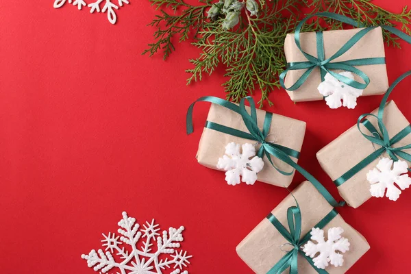 圣诞礼物盒，红色表面有绿色缎带。许愿的空间。度假卡顶部视图. — 图库照片