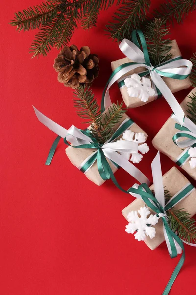 圣诞礼物盒 红色表面有绿色和白色的缎带 许愿的空间 度假卡顶部视图 — 图库照片