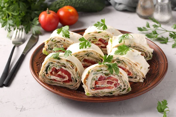 Lavash Rulle Med Gurkor Tomater Ost Och Persilja Grå Bakgrund — Stockfoto