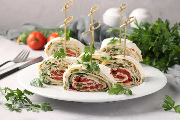 Lavash Roll Castraveți Roșii Brânză Pătrunjel Fundal Gri Aperitiv Festiv — Fotografie, imagine de stoc