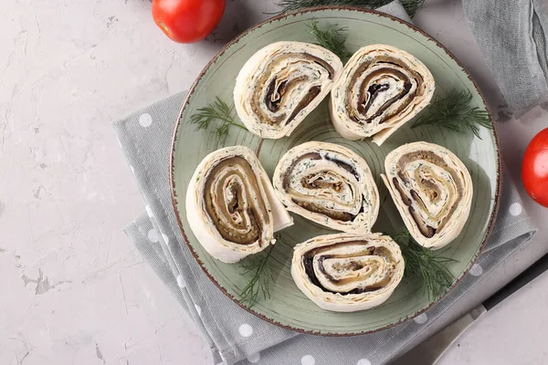 Lavash Roll Dengan Terong Bawang Putih Dan Krim Keju Hidangan — Stok Foto