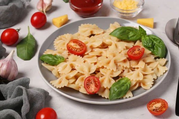 Farfalle Massas Com Tomate Cereja Molho Tomate Manjericão Sobre Fundo — Fotografia de Stock