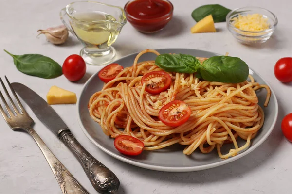 토마토 소스와 토마토를 곁들인 스파게티 배경에 바질을 클로즈업 — 스톡 사진