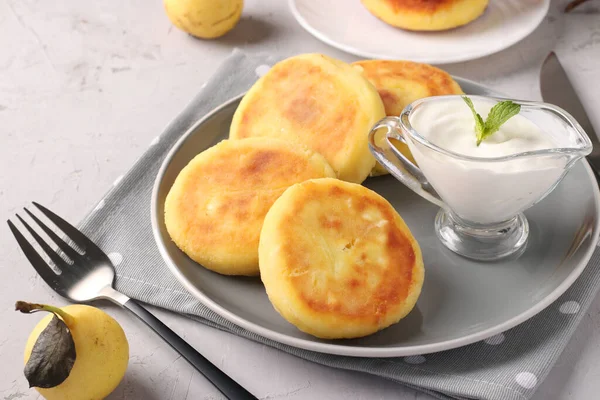 Homemade Traditional Ukrainian Dish Syrniki Sour Cream Grey Plate Light — Stock Photo, Image