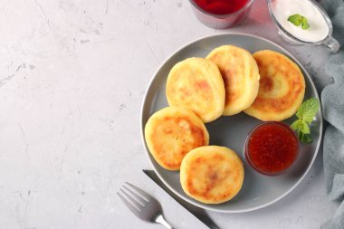 Ev yapımı geleneksel Ukrayna yemek şurubu, böğürtlen reçeli ve ekşi kremalı, arka planda gri tabaka, yazı için yer, üstten görünüm