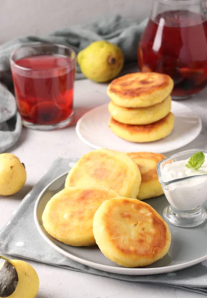 Traditionell Ukrainsk Maträtt Sirap Med Bärsylt Och Gräddfil Grå Platta — Stockfoto