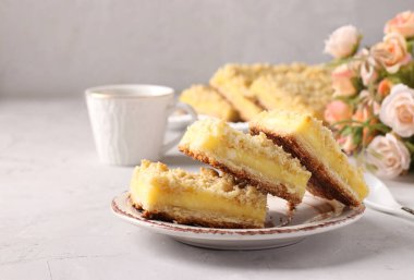 Gri arkaplan, kapanış, yatay biçim, metin için boşluk içeren Viyana ızgara bisküvileri