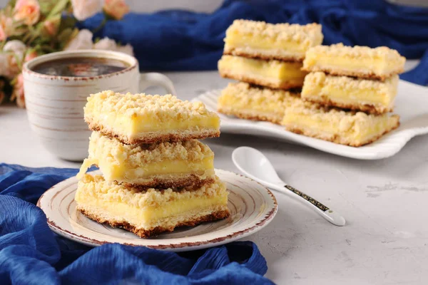 Biscuits Râpés Viennois Avec Garniture Caillée Sur Fond Gris Format — Photo