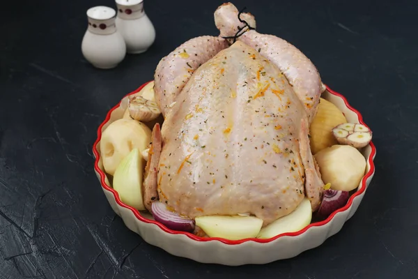 Rohes Huhn Keramischer Form Honigmarinade Mit Kartoffeln Bereitet Sich Auf — Stockfoto