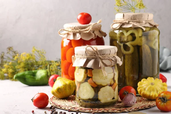 Pastelería Casera Escabeche Tomates Pepinos Sobre Fondo Gris Con Ingredientes — Foto de Stock