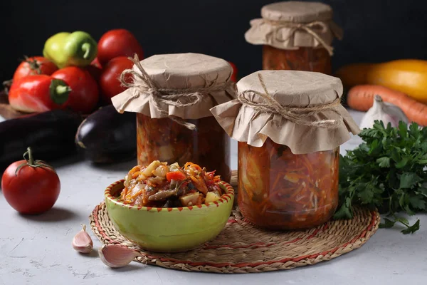 Ensalada Verduras Con Berenjena Zanahoria Pimientos Ajo Tomates Tazón Frascos —  Fotos de Stock