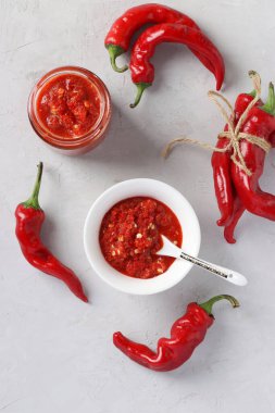 Geleneksel acı biberli sos eklentisi, hafif arka planda harissa ezmesi. Dikey oryantasyon. Üst görünüm