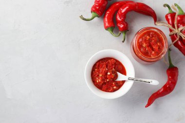 Geleneksel acı biberli sos eklentisi, hafif arka planda harissa ezmesi. Mesaj için yer var. Üst görünüm