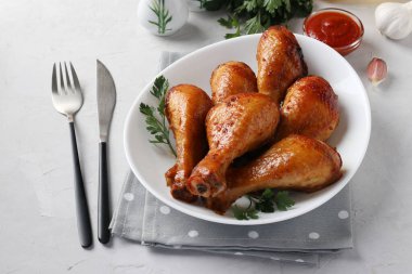 Ballı tavuk budu ve maydanozlu soya sosu. Yakın çekim..