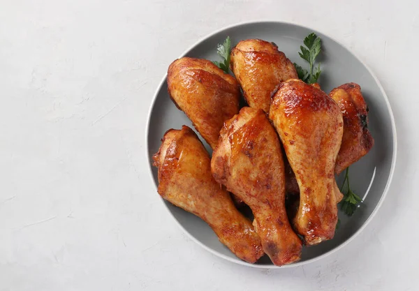 Gri tabakta ballı tavuk budu ve soya sosu. Metin için boşluk.