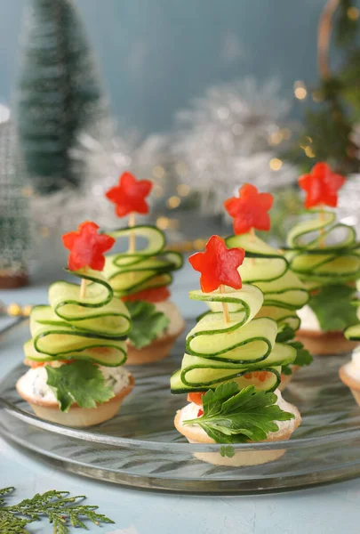 Canapés Festivos Forma Árvores Natal Feitas Pepinos Estrelas Pimentão Fundo — Fotografia de Stock