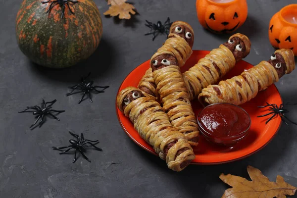 Mumii Cârnați Aluat Ketchup Pentru Petrecerea Halloween Servită Masă Gri — Fotografie, imagine de stoc