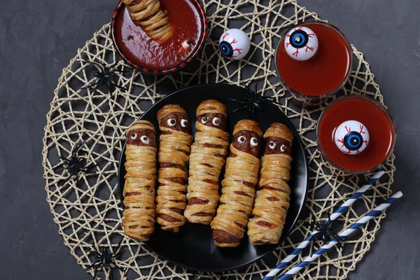 Momias Salchichas Espeluznantes Jugo Tomate Salsa Para Fiesta Halloween Sobre — Foto de Stock