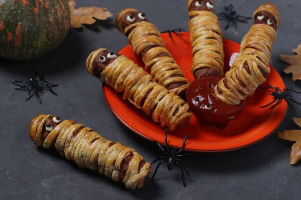 Mumii Cârnați Aluat Ketchup Pentru Petrecerea Halloween Servită Masă Gri — Fotografie, imagine de stoc