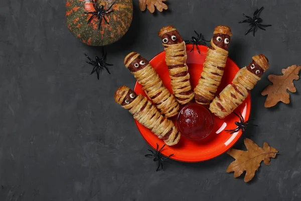 Mumii Cârnați Aluat Ketchup Pentru Petrecerea Halloween Servite Masă Gri — Fotografie, imagine de stoc