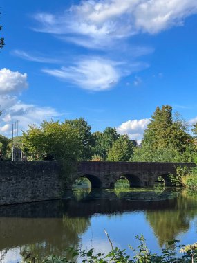 Ludinghausen Kalesi 'ne giden eski köprü Nordrhein-Westfalen, Deutschland