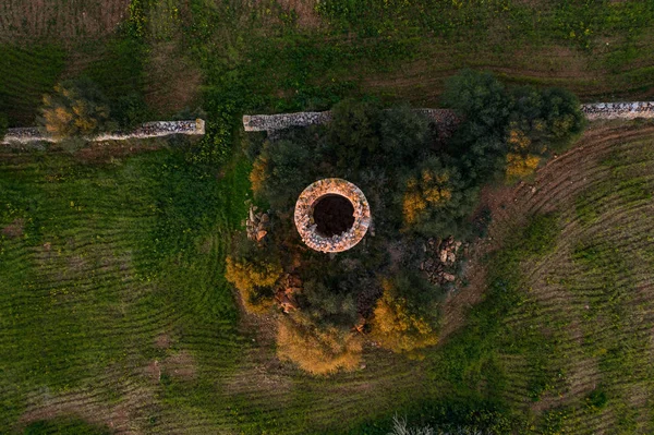 Terk edilmiş bir kulenin havadan görünümü, Ispanya, Balearic Adaları, Mallorca, Llucmajor