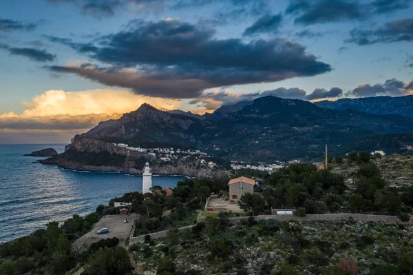 Soller Limanı 'nda Cap Gros fenerinin hava fotoğrafı, Mallorca, Balearic Adaları, Ispanya