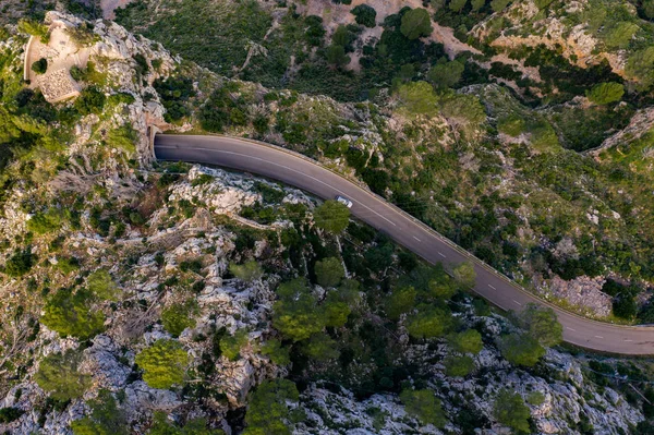 Sierra de Tramuntana, Estellencs, Mallorca, Balearic Adaları, Ispanya bir yolun havadan görüntü