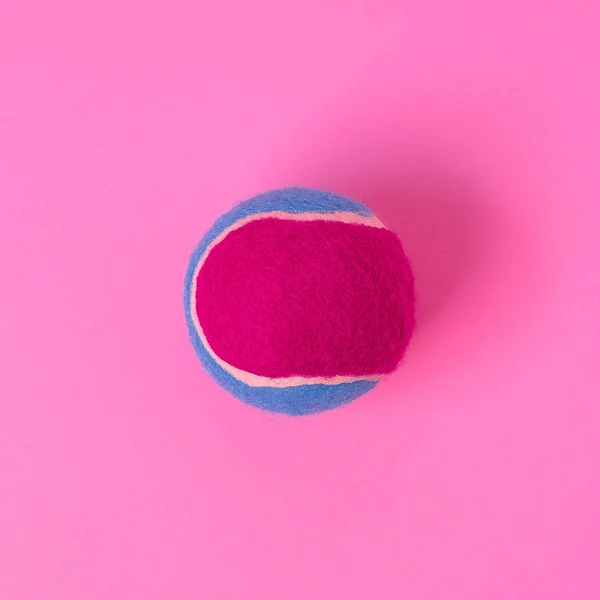Rosa Tennisball auf rosa Hintergrund — Stockfoto