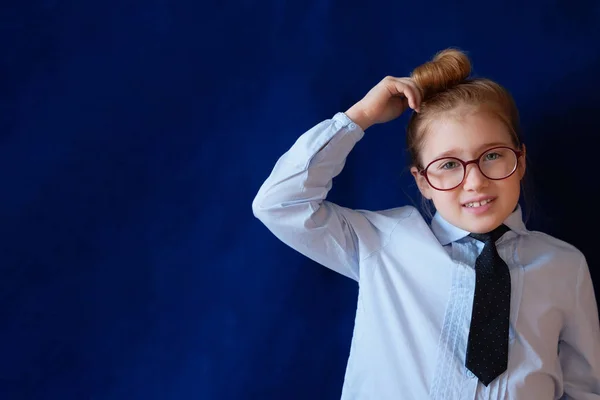 Weinig verward schoolmeisje krassen Head — Stockfoto