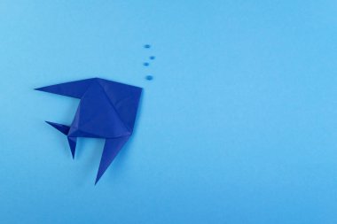 Gökyüzü mavi minimalist arka plan origami tropikal balık