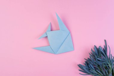 Pembe minimalist arka plan üzerinde Origami açık mavi balık
