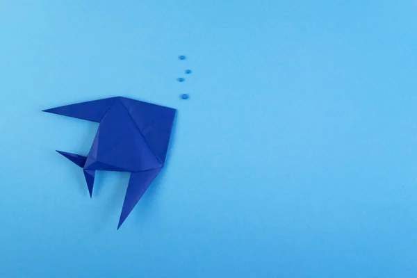 Origami peces tropicales sobre fondo minimalista azul cielo —  Fotos de Stock